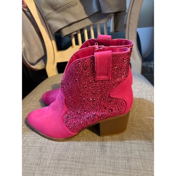Boots‎ - Picture 1 of 6